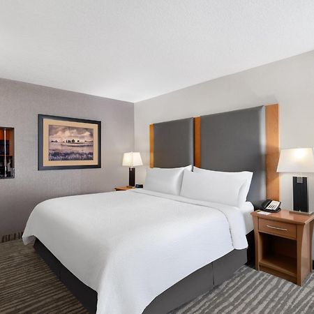 Holiday Inn Calgary Airport By Ihg Экстерьер фото
