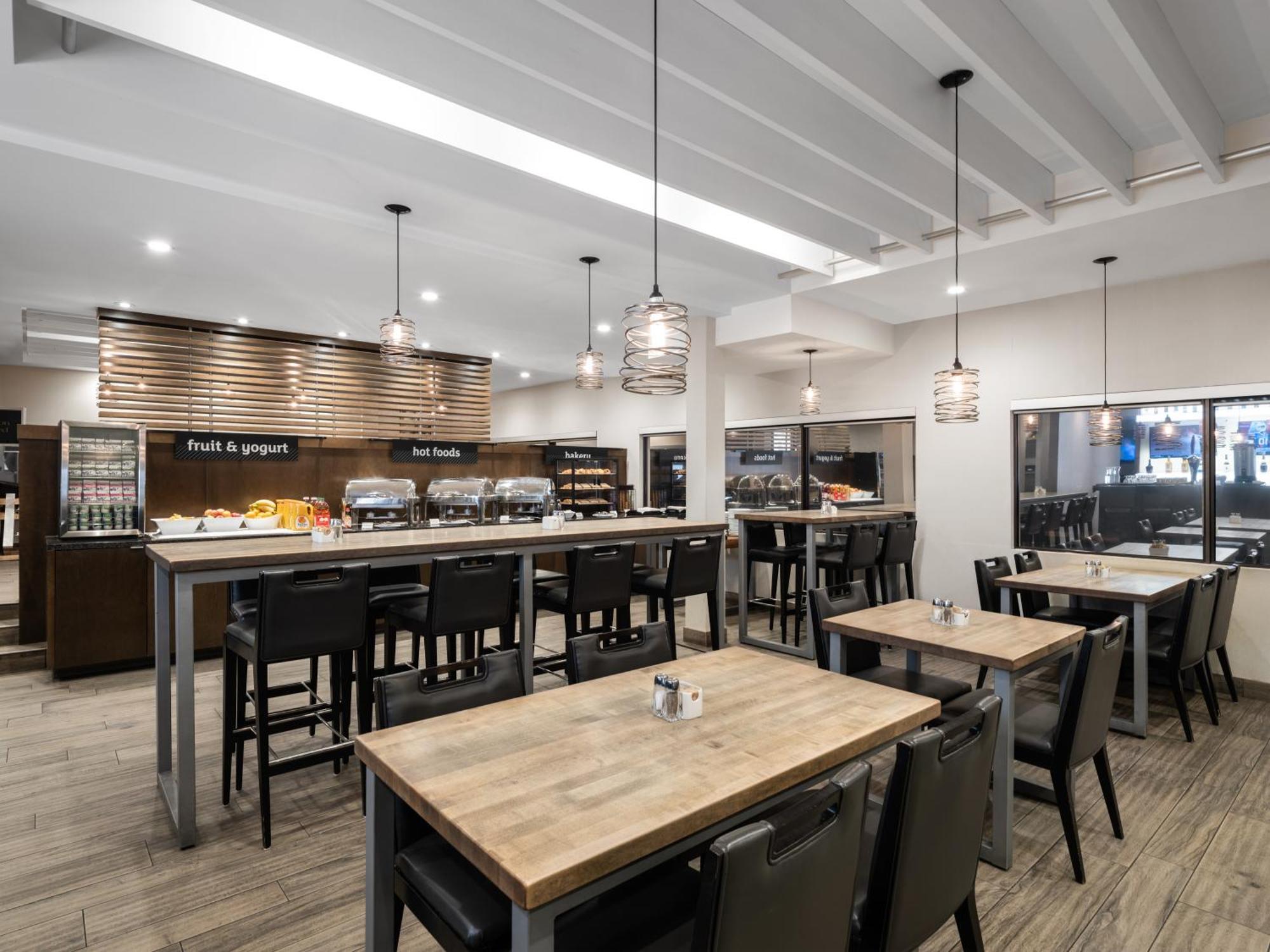 Holiday Inn Calgary Airport By Ihg Экстерьер фото