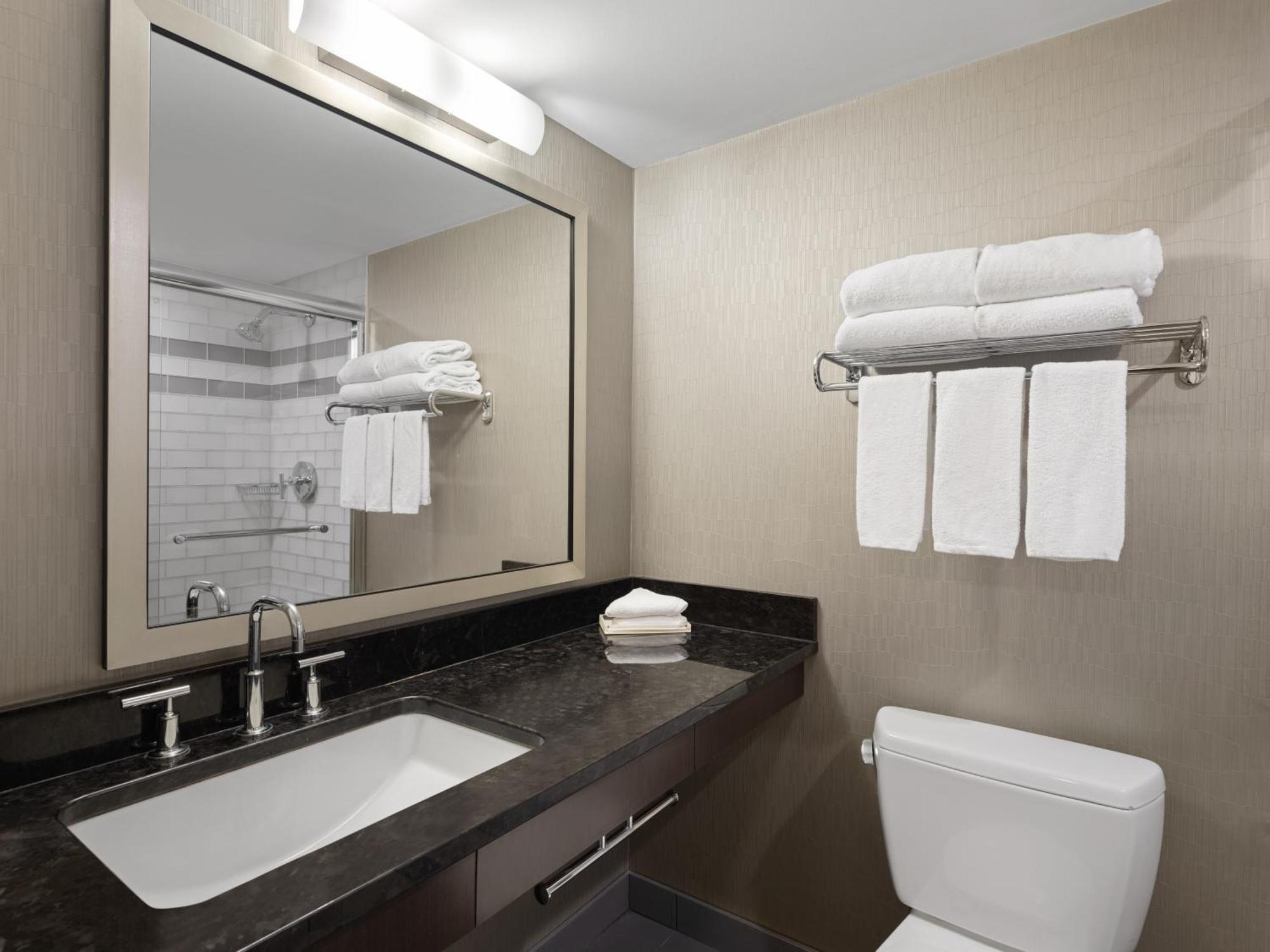 Holiday Inn Calgary Airport By Ihg Экстерьер фото
