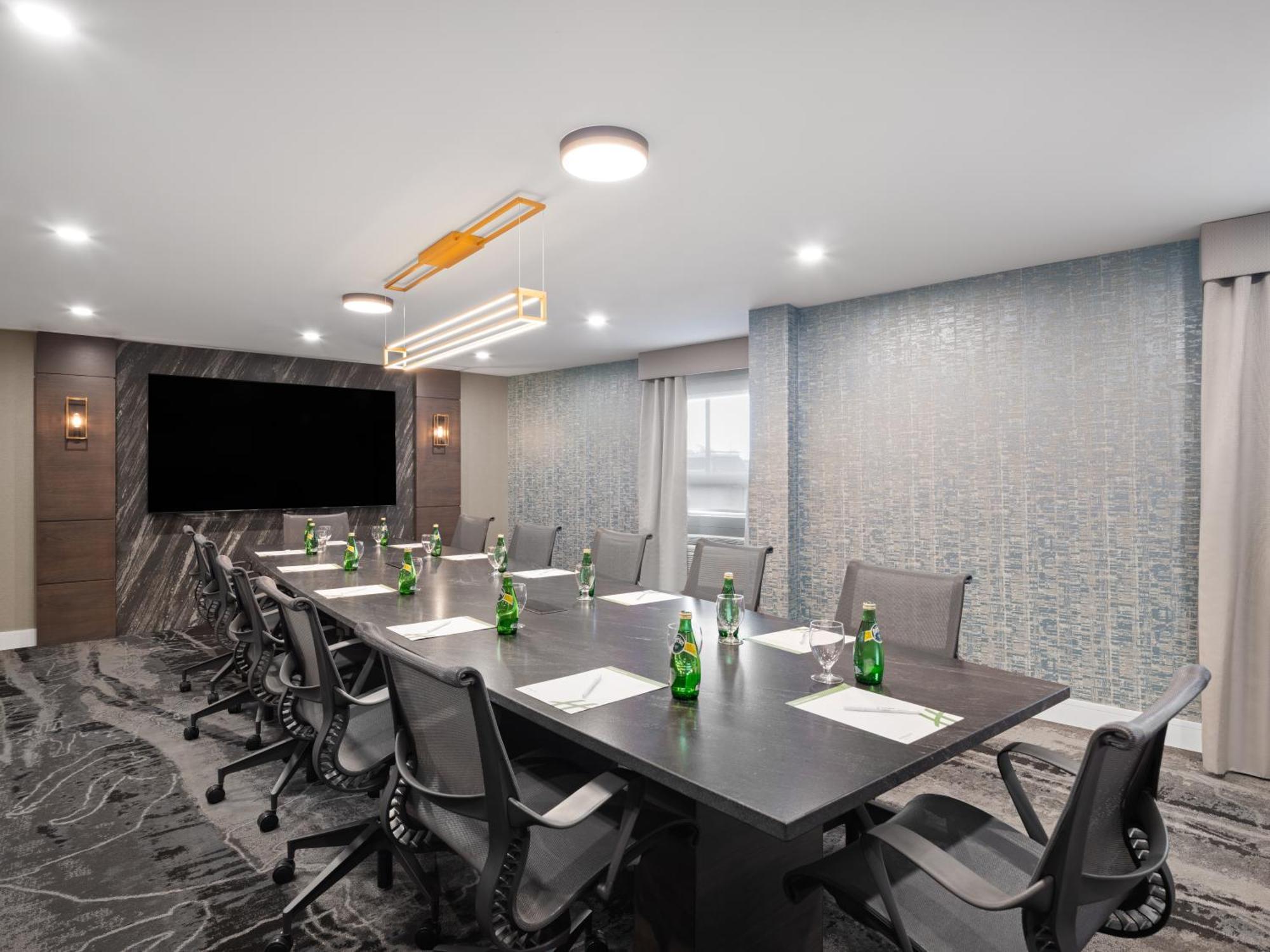 Holiday Inn Calgary Airport By Ihg Экстерьер фото